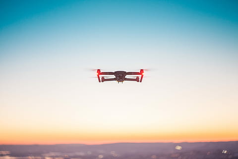 Drohne schwebt, tagsüber, Makroaufnahme Fotografie, Drohne, Himmel, Technologie, Fernbedienung, Blau, Luftfahrzeug, fliegend, Flugzeug, in der Luft, Transportmittel, Transport, rot, Bewegung, Natur, Sonnenuntergang, keine Leute, unterwegs, kopieren sie platz, Reise, Schönheit in der Natur, klarer Himmel, Flachwinkelansicht, draußen, Luft-und Raumfahrtindustrie, Privatflugzeug, 4K, CC0, gemeinfrei, lizenzfrei