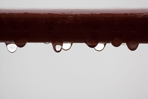 Regen, tropfen, Regentropfen, grau, nass, Wassertropfen, Geländer, fallen, kopieren sie platz, keine Leute, klarer Himmel, Wasser, Natur, Nahansicht, weißer Hintergrund, Dach, Himmel, Tag, Regenzeit, draußen, Studioaufnahme, Eiszapfen, 4K, CC0, gemeinfrei, lizenzfrei