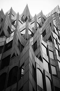 foto in scala di grigi, calcestruzzo, struttura, costruzione, in scala di grigi, fotografia, architettura, grattacielo, struttura costruita, esterno dell'edificio, edificio per uffici, finestra, scena urbana, vetro - materiale, moderno, attività commerciale, riflessione, distretto del centro, architettura ed edifici, bianco e nero, industria di costruzioni, città, facciata, futuristico, nessuno, all'aperto, Inquadratura dal basso, cielo, giorno, cielo sereno, natura, modello, ripetizione, quartiere residenziale, ufficio, edificio per uffici esterno, appartamento, 5K, CC0, dominio pubblico, privo di copyright