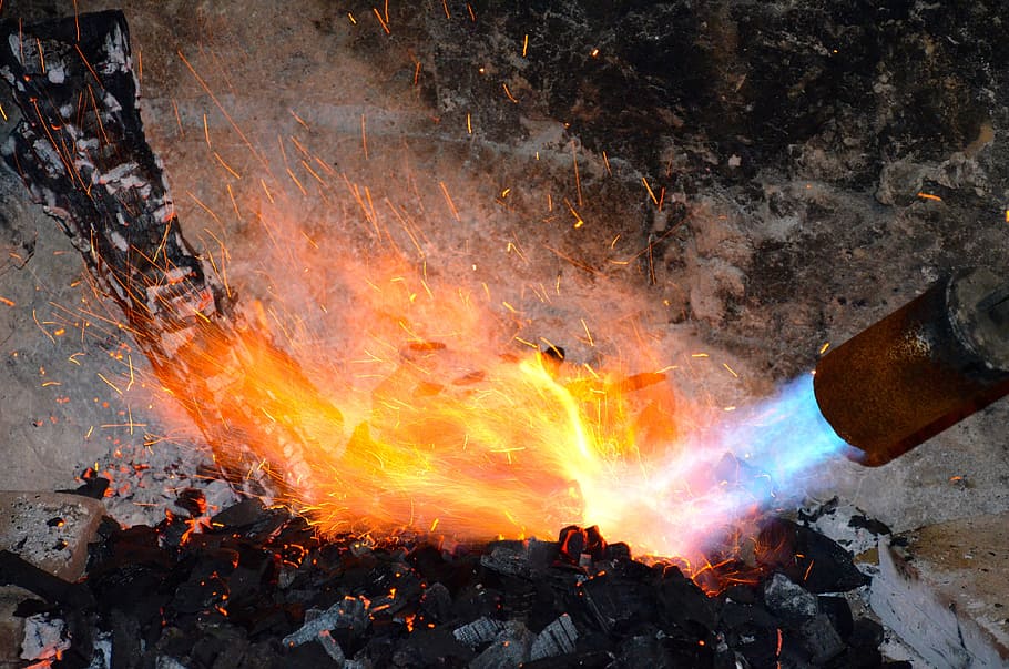 fuoco, fiamma, calore - temperatura, ardente, fuoco - fenomeno naturale, movimento, natura, fumo - struttura fisica, colore arancione, vista dall'alto, all'aperto, raggiante, persone reali, evento, comunicazione, giorno, legno - materiale, ambiente, cratere vulcanico, 4K
