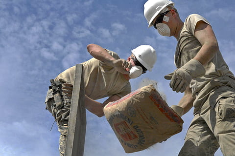 dois, pessoa, soltando, saco, cimento, construção, trabalhos, trabalho, concreto, trabalhadores, Bolsa, misturar, estrutura, céu, visão de baixo ângulo, nuvem - céu, adulto, duas pessoas, natureza, pessoas, dia, protecção, homens, segurando, movimento, cintura para cima, ao ar livre, vista lateral, esporte, ar, capacete, adulto jovem, 2K, CC0, domínio público, royalty free