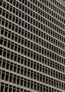edificio in cemento, grattacielo grigio, costruzione, facciata, esterno, modello, minimo, simmetria, californio, schema ripetitivo, centro di los angeles, struttura costruita, architettura, fotogramma intero, esterno dell'edificio, sfondi, nessuno, città, Inquadratura dal basso, moderno, ripetizione, edificio per uffici esterno, giorno, ufficio, all'aperto, di fila, finestra, natura, design, grattacielo, appartamento, 4K, CC0, dominio pubblico, privo di copyright