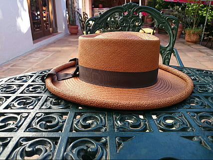 hat, bord, stole, slap af, bar, restaurant, miljø, ingen mennesker, tæt på, indendørs, dag, mønster, Brun, design, metal, udendørs, fravær, sæde, træ - materiale, plante, natur, fokus på forgrunden, Kunst og håndværk, gammel, arkitektur, blomstermønster, 1080P, CC0, offentligt domæne, royaltyfrie