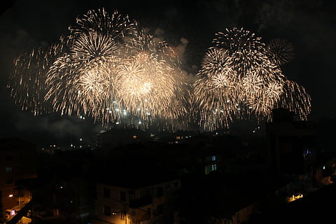 vuurwerk, nacht, verlicht, beweging, evenement, kunst cultuur en entertainment, viering, exploderende, architectuur, buitenkant van het gebouw, hemel, geen mensen, vuurwerk - door de mens gemaakt object, licht, stad, natuur, lange blootstelling, ingebouwde structuur, gloeiend, buitenshuis, stadsgezicht, donker, vonken, Oudjaarsavond, 4K, CC0, publiek domein, royaltyvrij