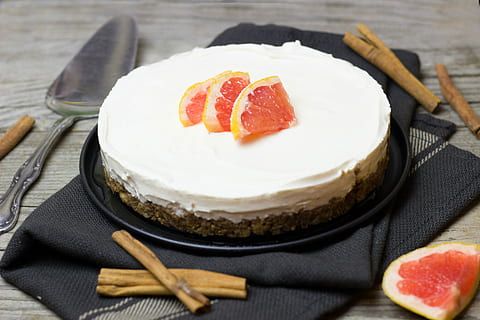 kage, grapefrugt, kanel, bage, lækker, sød skål, dessert, frisch, fløde, citrusfrugter, frugt, ernæring, spise, mad og drikke, sødt mad, mad, friskhed, sund kost, sød, skive, indendørs, klar til at spise, tæt på, træ - materiale, overbærenhed, ingen mennesker, citrus frugt, bagt, fristelse, spise redskaber, ostekage, 5K, CC0, offentligt domæne, royaltyfrie