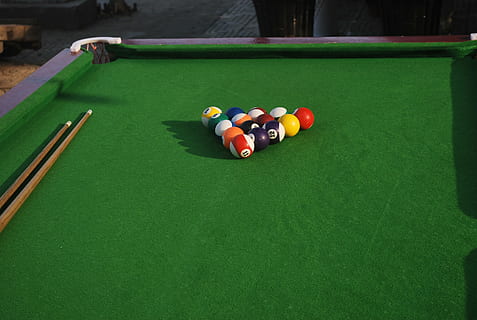 poolbord, cue pinde, billard, rack, bolde, pool, bord, lomme, cue, pool spil, pool cue, sport, bold, fritidsspil, spille, snooker, sigter, hobbyer, fritidsaktivitet, grøn farve, sjovt, pool bold, pool - cue sport, multi farvet, rigtige mennesker, tilfældige mennesker, nummer, høj vinkel visning, lempelse, herrer, indendørs, mennesker, 2K