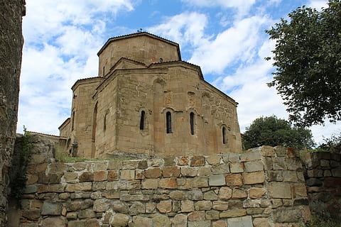 templer, Mtskheta, GORI, arkitektur, bygget struktur, himmel, sky - himmel, bygning udvendig, historie, fortiden, væg, lav vinkel visning, natur, sted for tilbedelse, bygning, Stenmur, gammel, træ, plante, religion, dag, spiritualitet, tro, ingen mennesker, stenmateriale, udendørs, gamle civilisation, 5K, CC0, offentligt domæne, royaltyfrie