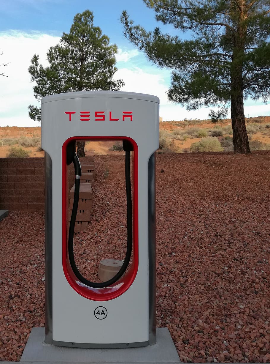 tesla, elbil, e mobilitet, e bil, elektricitet, e-gas station, mobilitet, tanke op, indlæsningspunkt, energi, nuværende, auto, musik, opladning station, træ, meddelelse, ingen mennesker, dag, natur, rød, plante, skilt, tekst, Mark, udendørs, jord, vestlige script, vej, tæt på, himmel, vejledning, transportmidler, scenics - natur, metal, 2K