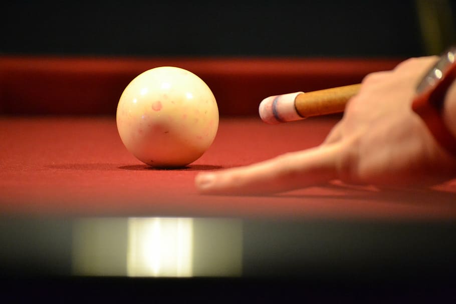 persona, celebració, senyal, pal, billar, pilota, reunió, cua, taula de billar, jugar, precisió, exactament, objectius, avistaments, joc de billar, esport, aficions, indicació de la piscina, taula, part del cos humà, mà humana, pilota de piscina, esport de piscina, mà, una persona, punteria, activitat d'oci, esfera, jocs d’oci, bola de senyal, a l'interior, jugant, relaxació, dit, nivell superficial, 4K
