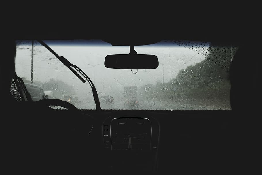 Due, persona, guida, piovoso, strada, chiara visualizzazione dashboard, chiaro, bicchiere, parabrezza, auto, mezzi di trasporto, veicolo terrestre, modalità di trasporto, persone, interno del veicolo, interno auto, pioggia, modo di trasporto, vetro - materiale, veicolo a motore, trasparente, in casa, bagnato, specchietto retrovisore, viaggio, nessuno, silhouette, natura, stagione piovosa, goccia di pioggia, viaggio su strada, 4K