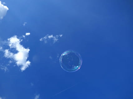klar, Blase, Blau, Himmel, Wolke, blauer Himmel, Blauer Hintergrund, Hintergründe, Wasser, keine Leute, fallen, farbiger Hintergrund, Reinheit, Natur, wolke - himmel, in der Luft, Schönheit in der Natur, Zerbrechlichkeit, Flachwinkelansicht, Verletzlichkeit, Kugel, draußen, Tag, Ruhe, transparent, fliegend, Seifenlauge, Szenen - Natur, gestalten, 4K, CC0, gemeinfrei, lizenzfrei