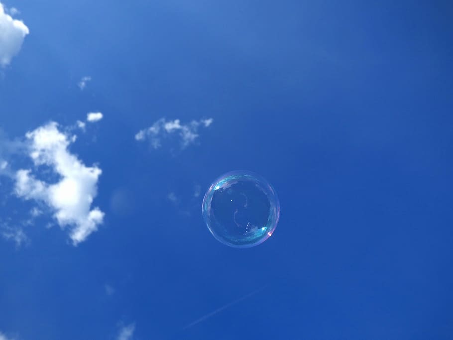 klar, Blase, Blau, Himmel, Wolke, blauer Himmel, Blauer Hintergrund, Hintergründe, Wasser, keine Leute, fallen, farbiger Hintergrund, Reinheit, Natur, wolke - himmel, in der Luft, Schönheit in der Natur, Zerbrechlichkeit, Flachwinkelansicht, Verletzlichkeit, Kugel, draußen, Tag, Ruhe, transparent, fliegend, Seifenlauge, Szenen - Natur, gestalten, 4K