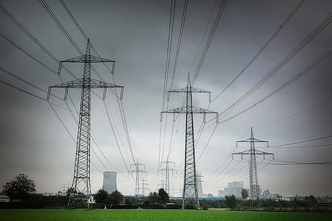 elektricitet, spænding, ydeevne, tråd, energi, højspænding, Strommast, strømkabel, ledninger, nuværende, linje, kabel, nuværende ledende, øvre linjer, industri, Strømforsyning, el-pylon, brændstof og elproduktion, teknologi, forbindelse, bygget struktur, himmel, arkitektur, miljø, natur, sky - himmel, ingen mennesker, plante, meddelelse, tårn, græs, udendørs, elektrisk udstyr, 4K, CC0, offentligt domæne, royaltyfrie