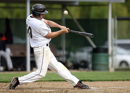 hráč baseballu, kyvné, baseballovou pálkou, bílý, baseball, hráč, těsto, hra, míč, sport, pole, sportovec, letní, netopýr, soutěž, hrát si, akce, Domov, špína, infield, faul míč, udeřil, deska, atletický, houpačka, helma, zasahovač, mužský, Kanada, kanadský, jedna osoba, volnočasové aktivity, skutečných lidí, plná délka, životního stylu, muži, zaměřit se na popředí, stojící, neformální oblečení, den, aktivita, fotografování - sport, hraní, golf, pohyb, mladého dospělého, dovednost, venku, 1080P, CC0, veřejná doména, bez autorských práv