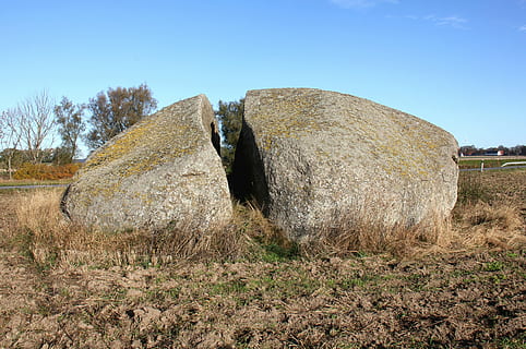 glemmingebro, Stein, groß, Spalte, Himmel, Land, Pflanze, Feld, Natur, Tag, Ruhe, Landschaft, ruhige Szene, Baum, klarer Himmel, keine Leute, Heu, ländliche Szene, Ballen, solide, Rock, Umgebung, Gras, Landwirtschaft, draußen, 4K, CC0, gemeinfrei, lizenzfrei