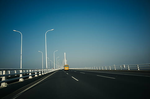 Gras, Boden, leeren, Transport, Straße, Autobahn, Transportmittel, Kraftfahrzeug, Himmel, Bewegung, Landfahrzeug, Symbol, Zeichen, der Verkehr, Strassenlicht, Auto, Sattelschlepper, die Straßenmarkierung, LKW, Markierung, unterwegs, Reise, Mehrspurige Autobahn, keine Leute, draußen, LKW fahren, 4K, CC0, gemeinfrei, lizenzfrei
