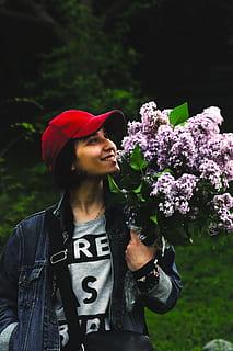 moda, dona, flors, noia, atractiu, bonic, florir, florint, borrós, tapa, delicada, jaqueta vaquera, profunditat de camp, femella, flora, focus, felicitat, feliç, joia, senyora, fulles, model, sessió de fotos, planta, retrat, somriu, somrient, desgast, planta amb flors, flor, una persona, persones reals, estils de vida, activitat d'oci, naturalesa, de peu, roba casual, mirant, cintura cap amunt, fragilitat, centrar-se en primer pla, dia, mirant cap a fora, vulnerabilitat, adult jove, vista frontal, a l'aire lliure, cap de flor, pentinat, 4K, CC0, domini públic, lliure de regalies