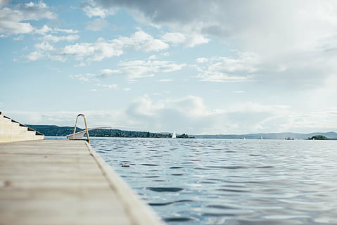 white, boat, parked, staircase, cloudy, sky, daytime, photography, body, water, dock, lake, sailboats, clouds, nature, outdoors, sea, cloud - sky, nautical vessel, tranquility, day, beauty in nature, scenics - nature, transportation, no people, tranquil scene, land, mode of transportation, horizon over water, beach, waterfront, surface level, sailboat, 5K