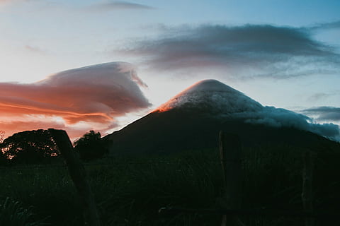 silueta, hora, svítání, hnědé horské fotografie, mrak, vrchol, summitu, západ slunce, mlha, krajina, Příroda, ometepe, Nikaragua, sopka, krása v přírodě, scenics - příroda, mrak - nebe, nebe, životní prostředí, přistát, mimoměstské scény, kouř - fyzikální struktura, geologie, klidné scény, klid, rostlina, nikdo, erupce, pohoří, moci, horský vrchol, 4K, CC0, veřejná doména, bez autorských práv