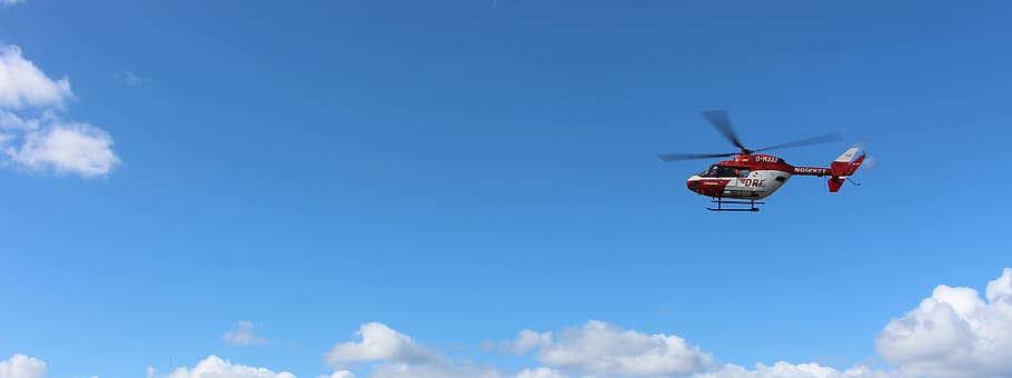rosso, bianca, elicottero, volante, cielo, nuvole, uso, dottore su chiamata, veicolo aereo, elica, aria, aereo, salvare, mezzi di trasporto, modo di trasporto, blu, nuvola - cielo, mezz'aria, natura, movimento, in movimento, giorno, all'aperto, tecnologia, copia spazio, industria aerospaziale, Inquadratura dal basso, in bilico, pilotaggio, 5K