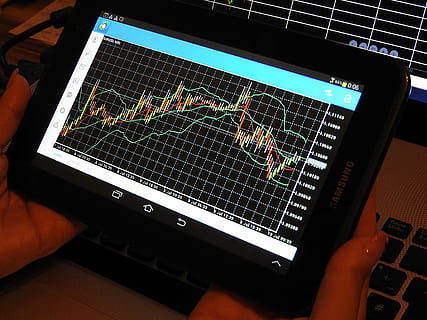 persona, detenzione, computer tablet acceso, grafico, commercio, forex, analisi, tavoletta, pc, schermo del computer, tecnologia, finanza, computer, attrezzatura informatica, connessione, comunicazione, attività commerciale, tecnologia wireless, il computer portatile, diagramma, parte del corpo umano, mano umana, schermo, Business aziendale, dati, rete di computer, attrezzatura, mano, tastiera, dito, comunicazioni globali, analizzando, 4K, CC0, dominio pubblico, privo di copyright