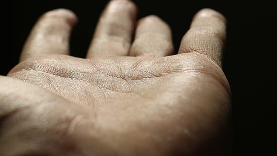 Person, zeigt, links, Mensch, Palme, Hand, Muster, abstrakt, Struktur, Licht, Finger, Linien, menschliches Körperteil, schwarzer Hintergrund, menschliche Hand, eine Person, Nahansicht, Studioaufnahme, Menschen, drinnen, Erwachsene, Körperteil, menschlicher Finger, faltig, menschliche Haut, Haut, selektiver Fokus, persönliche Perspektive, Gliedmaßen, Handgelenk, Daumen, menschliches Glied, 5K, CC0, gemeinfrei, lizenzfrei