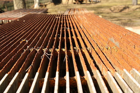 rustfri, metal, mønster, jern, tæt, datailaufnahme, struktur, objekt, tæt på, fokus på forgrunden, ingen mennesker, dag, rusten, forvitret, gammel, træ - materiale, Brun, udendørs, høj vinkel visning, sollys, natur, kørt ned, nedgang, tekstureret, forringelse, i en række, 4K, CC0, offentligt domæne, royaltyfrie