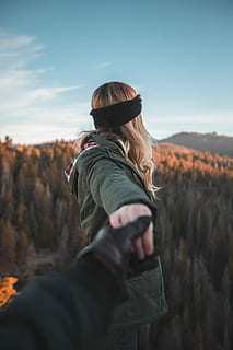 persoană, deținere, mână, femeie, selectiv, focalizare fotografie, in cautarea, copaci, pădure, sacou, haină, relaţie, Activitatea de agrement, cer, oameni adevărați, stiluri de viață, natură, adult, permanent, frumusețe în natură, zi, scenă non-urbană, oameni, Munte, îmbrăcăminte, femei, păr, teren, vedere din spate, mediu inconjurator, coafura, în aer liber, haine calde, 5K, CC0, domeniu public, fără drepturi de autor