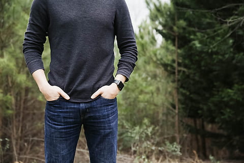 persona, azul, pantalones, vistiendo, en pie, bosque, al aire libre, errante, hombre, mano, chico, masculino, hombres, naturaleza, gente, una persona, adulto, estilo de vida saludable, etnia caucásica, sendero, machos, un solo hombre, ropa casual, sólo hombres, sección en medio, gente real, estilos de vida, actividad de ocio, centrarse en primer plano, día, árbol, vista frontal, planta, tierra, dedo, 2K, CC0, dominio público, libre de derechos