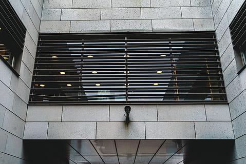 arkitektur, bygning, infrastruktur, struktur, etablering, vinduer, cCTV, bygget struktur, en person, bygning udvendig, rigtige mennesker, mønster, livsstil, dag, herrer, bagfra, murbygningsfunktion, by, udendørs, lav vinkel visning, trappe, vindue, stående, moderne, 5K, CC0, offentligt domæne, royaltyfrie