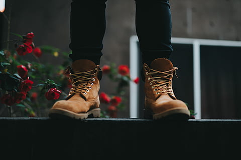persona, vistiendo, marrón, botas, en pie, rojo, las flores, hormigón, superficie, bota, flor, estar, verde, zapato, West Hollywood, la, los Angeles, modelo, Moda, original, trigo, cuero, timberland, timb, parte del cuerpo, parte del cuerpo humano, pierna humana, una persona, sección baja, gente real, estilos de vida, extremidad humana, miembro, adulto, hombres, día, actividad de ocio, al aire libre, pie humano, naturaleza, enfoque selectivo, 5K, CC0, dominio público, libre de derechos