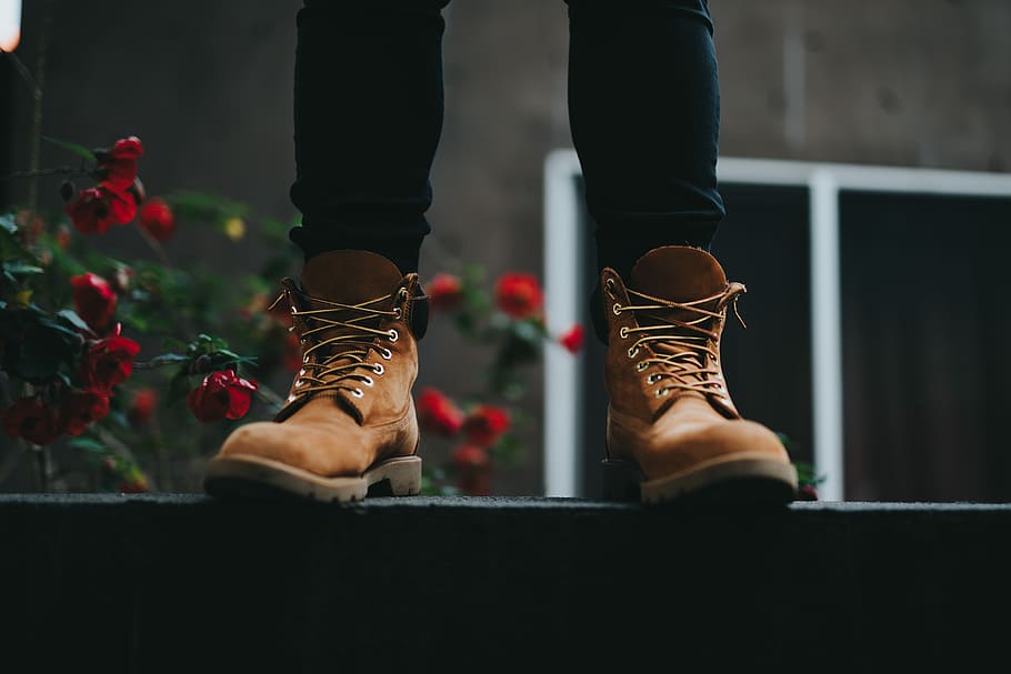persona, portar, marró, botes, de peu, vermell, flors, concret, superfície, arrencada, flor, stand, verd, sabata, hollywood west, la, Els angels, model, moda, original, blat, cuir, timberland, timb, part del cos, part del cos humà, cama humana, una persona, secció baixa, persones reals, estils de vida, extremitat humana, membre, adult, homes, dia, activitat d'oci, a l'aire lliure, peu humà, naturalesa, enfocament selectiu, 5K