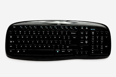 tastiera logitech nera, tastiera, computer, elettronica, attrezzatura, tecnologia, tecnologia wireless, connessione, sfondo bianco, girato in studio, attrezzatura informatica, comunicazione, tastiera del computer, singolo oggetto, ritagliare, in casa, nessuno, rete di computer, Internet, colore nero, avvicinamento, comunicazioni globali, il computer portatile, tasto del computer, materiale elettrico, accessorio personale, 5K, CC0, dominio pubblico, privo di copyright
