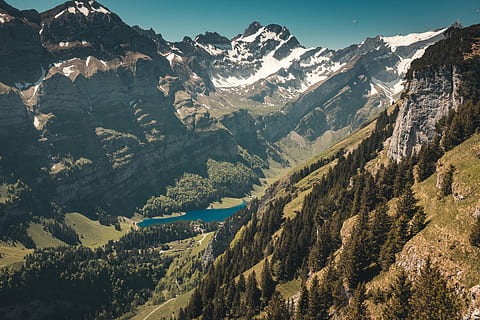 letecký, fotografování, hnědý, Černá, hora, během dne, vysočina, mrak, nebe, summitu, hřbet, krajina, Příroda, údolí, kopec, Pohled, cestovat, cesta, jezero, modrý, voda, Evropské Alpy, scén, sníh, horský vrchol, venku, Evropa, scenics - příroda, životní prostředí, pohoří, krása v přírodě, rostlina, strom, přistát, klidné scény, destinace, klid, zimní, nikdo, studená teplota, jehličnatého stromu, borovice, zasněžené hory, 4K, CC0, veřejná doména, bez autorských práv