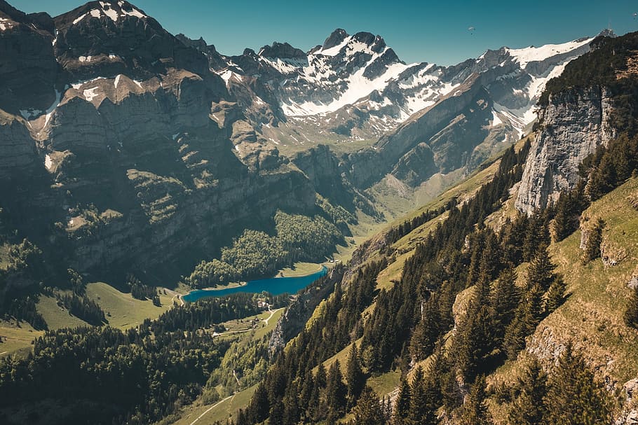 letecký, fotografování, hnědý, Černá, hora, během dne, vysočina, mrak, nebe, summitu, hřbet, krajina, Příroda, údolí, kopec, Pohled, cestovat, cesta, jezero, modrý, voda, Evropské Alpy, scén, sníh, horský vrchol, venku, Evropa, scenics - příroda, životní prostředí, pohoří, krása v přírodě, rostlina, strom, přistát, klidné scény, destinace, klid, zimní, nikdo, studená teplota, jehličnatého stromu, borovice, zasněžené hory, 4K