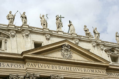 antico, architettura, arte, barocco, costruzione, capitale, cattolico, Chiesa, città, classico, cultura, storico, sito storico, storia, punto di riferimento, colpo basso angolo, monumento, all'aperto, Roma, Piazza San Pietro, scultura, cielo, piazza, statue, tradizionale, viaggio, Inquadratura dal basso, rappresentazione, struttura costruita, il passato, statua, arte e artigianato, esterno dell'edificio, rappresentazione umana, destinazioni di viaggio, giorno, nessuno, mestiere, nuvola - cielo, somiglianza maschile, natura, governo, porta della città, stile classico, 2K, CC0, dominio pubblico, privo di copyright