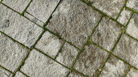 verdieping, structuur, mos, bodem, steen, straatstenen, straat, bestrating, lappen, volledig kader, patroon, achtergronden, getextureerde, geen mensen, hoge hoekmening, dag, voetpad, straatsteen, buitenshuis, ruw, bevloering, detailopname, natuur, grijs, straatkei, geometrische vorm, stenen materiaal, recht boven, beton, betegelde vloer, 4K, CC0, publiek domein, royaltyvrij