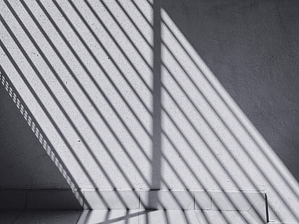 ombra, rotaia, getto, grigio, parete, luce, luce del sole, finestra, persiane, modello, a strisce, nessuno, caratteristica della parete, giorno, tessile, vista dall'alto, struttura costruita, architettura, fotogramma intero, in casa, sfondi, avvicinamento, metallo, Colore bianco, strutturato, natura, concentrarsi sull'ombra, ferro, 4K, CC0, dominio pubblico, privo di copyright