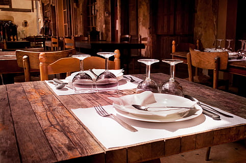 rektangulære, brun, tre, gårdsbord, plater, vinglass, restaurant, bord, spise~~POS=TRUNC, briller, vin, middag, sete, stol, tre - materiale, ingen folk, sted innstilling, husholdningsutstyr, tallerken, innstilling, innendørs, virksomhet, møbler, spise redskap, mat og Drikke, kjøkkenredskap, fravær, glass, tømme, serviett, servise, bordkniv, tom plate, 2K, CC0, offentlig domene, opphavsrett gratis