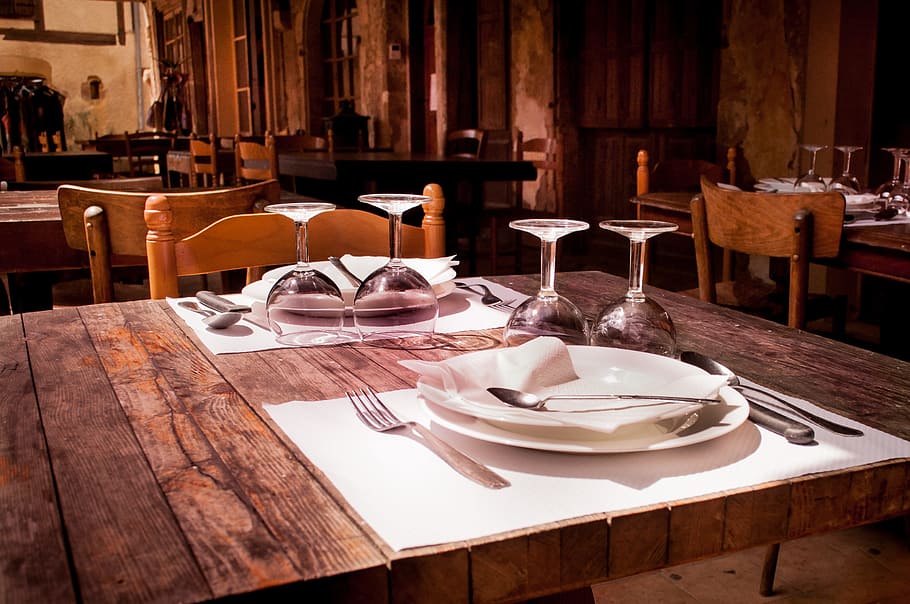 rectangular, marró, fusta, taula de granja, plaques, copes de vi, restaurant, taula, menjar, gots, vi, sopar, seient, cadira, material de fusta, cap gent, configuració de lloc, equipament per a la llar, placa, configuració, a l'interior, negocis, mobles, utensili per menjar, menjar i beguda, estri de cuina, absència, vidre, buit, tovalló, vaixella, ganivet de taula, plat buit, 2K