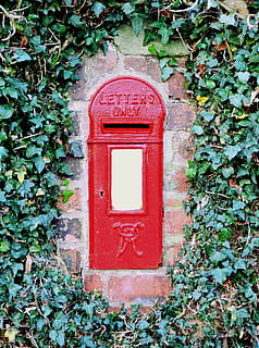 postkasse, Postboks, post, stolpe, boks, rød, kongelig Post, postkort, brev, besked, kontakt, dronning victoria, kuvert, adresse, korrespondance, metal, retro, victorian, papir, mailing, vedbend, mursten, væg, letterbox, maleriske, antik, årgang, jul, fødselsdag, fest, blad, plante del, ingen mennesker, arkitektur, bygget struktur, dag, creeper plante, vækst, udendørs, plante, murbygningsfunktion, grøn farve, natur, meddelelse, 2K