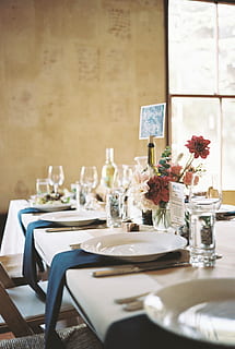 modtagelse detaljer, selektiv, fokus fotografering, plade, top, bord, indstilling, kort, blomster, vase, glas, serviet, bryllup, bordindstilling, spisebord, reception, fin kunst, film, sted indstilling, blomst, sæde, blomstrende plante, dug, møbel, friskhed, forretning, indendørs, ingen mennesker, mad og drikke, restaurant, arrangement, stol, forberedelse, porcelæn, luksus, blomster arrangement, 4K, CC0, offentligt domæne, royaltyfrie