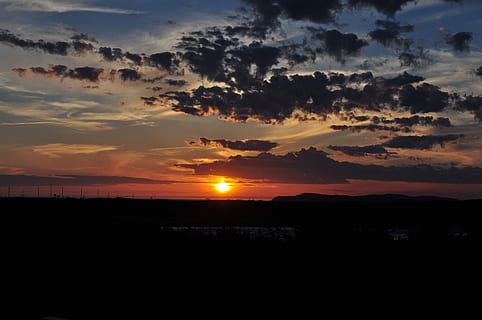 tarda, sol, posta de sol, cel, cel del capvespre, silueta, naturalesa, escenics, bellesa a la natura, escenics - natura, escena tranquil·la, tranquil·litat, núvol - cel, color taronja, medi ambient, paisatge, idíl·lic, cap gent, escena no urbana, llum solar, a l'aire lliure, cel dramàtic, terra, cel romàntic, 4K, CC0, domini públic, lliure de regalies