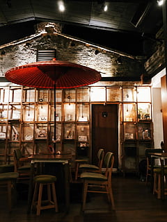 rosso, parasole, rettangolare, Marrone, di legno, 7 pezzi, 7-pranzo da pranzo, impostato, bar, interno, ombrello, tavolo, sedia, stile giapponese, illuminazione d'atmosfera, luce ambientale, mensola, buio, vuoto, design, posto a sedere, in casa, architettura, assenza, illuminato, nessuno, attrezzatura per l'illuminazione, legno - materiale, struttura costruita, attività commerciale, ristorante, soffitto, vecchio, costruzione, giorno, stanza domestica, 4K, CC0, dominio pubblico, privo di copyright