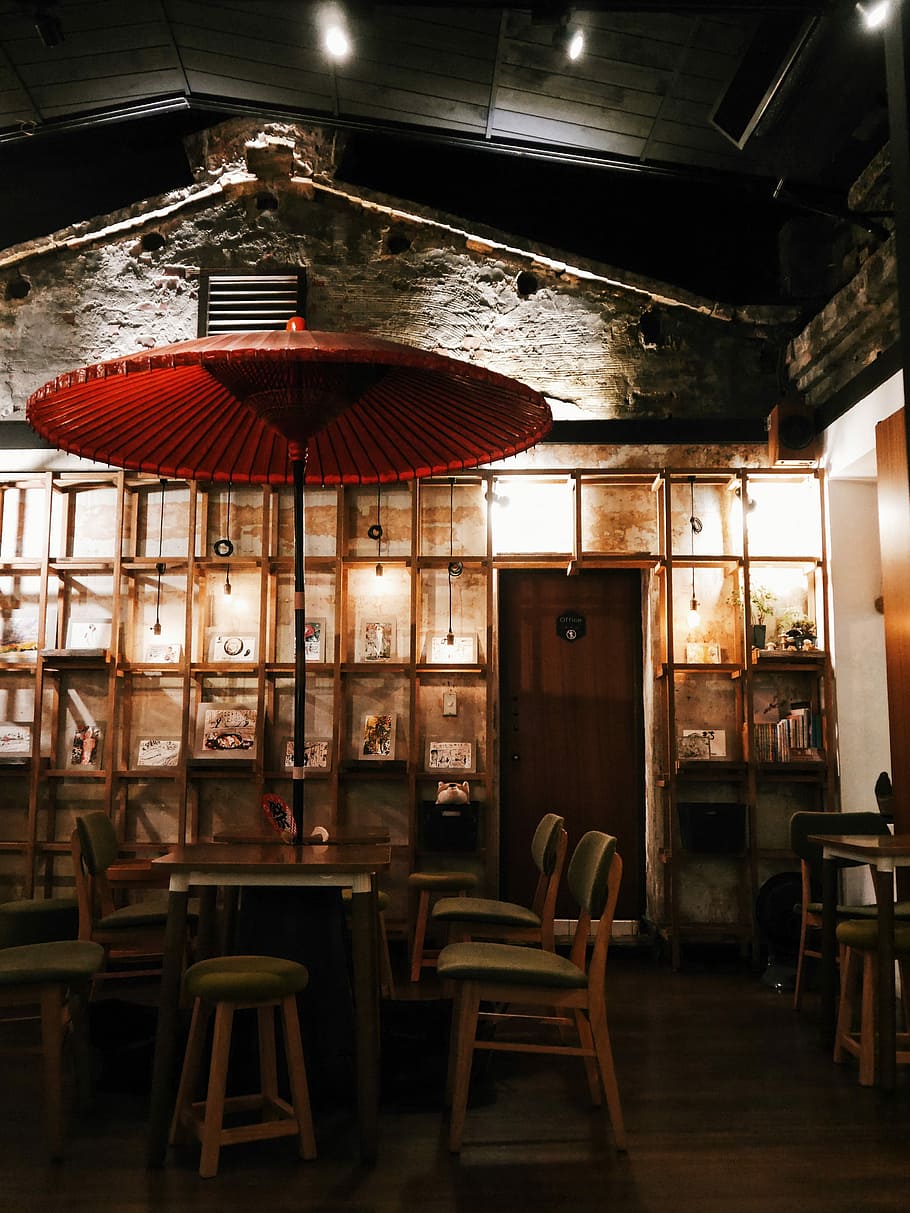 rosso, parasole, rettangolare, Marrone, di legno, 7 pezzi, 7-pranzo da pranzo, impostato, bar, interno, ombrello, tavolo, sedia, stile giapponese, illuminazione d'atmosfera, luce ambientale, mensola, buio, vuoto, design, posto a sedere, in casa, architettura, assenza, illuminato, nessuno, attrezzatura per l'illuminazione, legno - materiale, struttura costruita, attività commerciale, ristorante, soffitto, vecchio, costruzione, giorno, stanza domestica, 4K