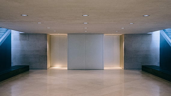 gabinete de madera blanca, intitulado, simetría, edificio, oficina, ascensor, arquitectura, adentro, estructura construida, moderno, pared - característica de la construcción, piso, nadie, corredor, arcada, columna arquitectonica, techo, interior de la casa, vacío, equipo de iluminación, iluminado, negocio, cuarto doméstico, vestíbulo, lujo, hall de entrada, hormigón, 4K, CC0, dominio público, libre de derechos