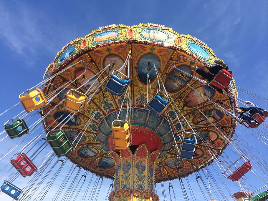 carrusel, passeig, diversió, parc, vibrant, diversió, parc, colorit, entreteniment, blau, color, joia, jugar, emoció, estiu, Parc d'atraccions, carnestoltes ambulants, vista d’angle baix, cel, lent de peix, passeig pel parc d’atraccions, cultura i entreteniment artístic, arquitectura, activitat d'oci, naturalesa, estructura construïda, cap gent, dia, a l'aire lliure, recinte firal, núvol - cel, passeig de cadena, moviment, roda de ferris, 2K