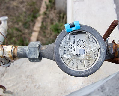 comptador, trencat, dividir, funcionament defectuós, gasolina, recàrrega, generació de combustible i energia, indústria del petroli, bomba del combustible, combustibles fòssils, centrar-se en primer pla, dia, calibre, primer pla, transport, metall, vehicle terrestre, a l'aire lliure, manera de transport, equipament, nombre, cap gent, cercle, vell, instrument de mesura, maquinària, llum solar, bicicleta, vista d’angle alt, part de la màquina, roda, metre: instrument de mesura, 4K, CC0, domini públic, lliure de regalies