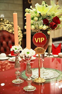 vip, taula de menjador, configuració de la taula, luxe, taula vip, menjar, restaurant, elegant, seient, sopar, taula, modern, celebració, vela, decoració de taula, decoració, flor, placa, casament, banquet, vermell, cap gent, a l'interior, primer pla, planta amb flors, frescor, centrar-se en primer pla, planta, text, gerro, guió occidental, naturalesa, menjar i beguda, natura morta, comunicació, arranjament floral, cap de flor, vidre, bouquet, 5K, CC0, domini públic, lliure de regalies