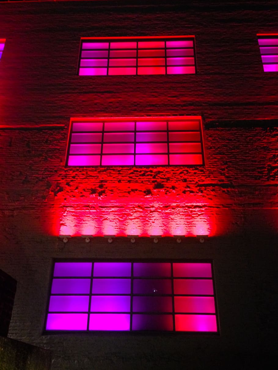 arquitectura, llums, edifici, paret, disseny, ciutat, finestra, urbà, vermell, nit, reflexió, porpra, color rosa, vista d’angle baix, cap gent, a l'interior, il·luminat, multicolor, estructura construïda, funció de construcció de parets, dia, equips d’il·luminació, casa, vitrall, material de fusta, color vibrant, vidre, 2K